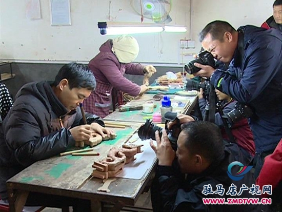 百名攝影師走進西平棠溪劍業(yè)進行采風(fēng)_2014112916209.JPG