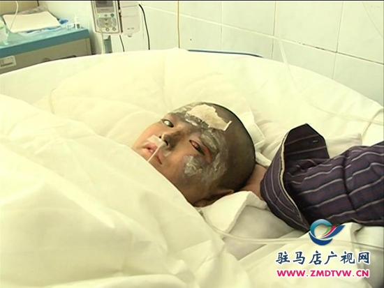 特別關(guān)注：深夜火災(zāi)一家三口兩人重傷，同窗好友集體救助_2014121420339.JPG