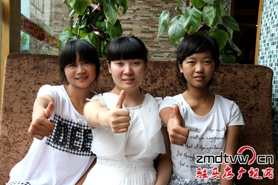 陽光助學志愿者王琦瑜和她資助的學生合影.jpg