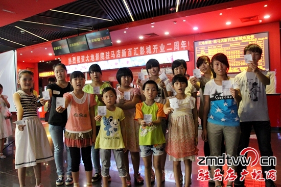 陽光助學的學子們展示電影票.jpg