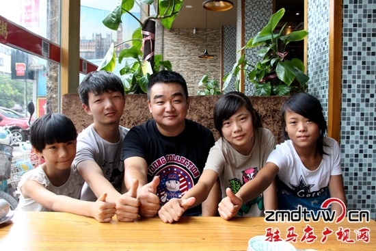 陽光助學志愿者劉揚和他資助的學生合影.jpg