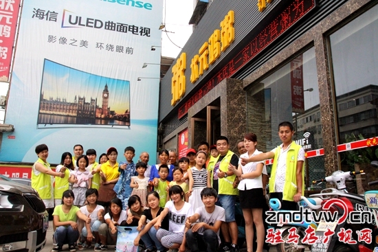 陽光助學志愿者、受助學生、家長在狀元鴻酒店合影留念.jpg