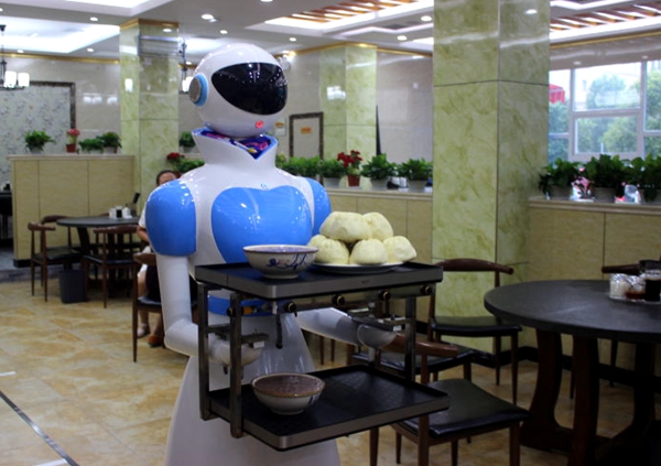 駐馬店首家機(jī)器人傳菜員亮相曹運(yùn)洪胡辣湯
