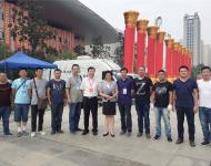 駐馬店市委宣傳部常務(wù)副部長(zhǎng)劉衛(wèi)明和駐馬店廣播電視臺(tái)臺(tái)長(zhǎng)王宇與參與大會(huì)開(kāi)幕式轉(zhuǎn)播的駐馬店廣播電視臺(tái)技術(shù)人員合影留念。
