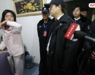 2014年1月29日，北京門頭溝法院執(zhí)行庭法官為了18名農(nóng)民工能夠順利拿到包工頭張某的欠薪，一大早便驅(qū)車趕往一直與法院“躲貓貓”的張某家，對其進行強制執(zhí)行。圖為法官到張某家后，其妻稱他已幾個月沒回家。法制晚報/視覺中國