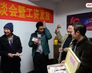 2014年12月23日，河北石家莊市農(nóng)民工法律援助中心舉行了“農(nóng)民工法律援助工作座談會暨工資發(fā)放儀式”，現(xiàn)場發(fā)放了由該中心律師為25名農(nóng)民工追回的30萬元工資款。圖為拿到血汗錢的農(nóng)民工代表喜極而泣。燕趙都市報 陳建宇/視覺中國