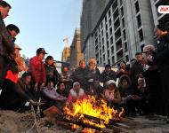 2014年3月份，100多名來自各地的建筑工人來到寧夏銀川鼎輝時代城二期項目工地上打工，11月2日，項目正式停工，但工友們一年來的血汗錢卻始終沒有下發(fā)，“光跑勞動監(jiān)察大隊就不下10次，但每次都說已經(jīng)處理了，要我們回去等消息?！?2月31日，工友們來到銀川市公安局金鳳分局，但是打聽了一圈卻始終沒找到這起案件的負責人。又跑了一天的工友們帶著重重心事再次回到工地，升起了一堆篝火取暖?！暗仍┘倨谝贿^，我們還得去要錢，要不到錢就不回家過年了！”新華社記者 彭昭之 攝