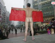 2005年11月27日，為了給癱瘓的兒子討回血汗錢，一名來自重慶市江津區(qū)的五旬老漢在解放碑鬧市裸體討薪。當天，老漢抬著載有病兒的擔架床靠近解放碑中心，脫掉衣褲后展開事先備好的橫幅：“包工頭給我血汗錢！救兒子，救我全家！”據(jù)老人介紹，2003年7月10日他的兒子在重慶市沙坪壩某工地施工時頭部受重傷，法院判決施工方給傷者一次性傷殘補助金等費用共計61萬余元。雖然官司打贏了，但施工方至今未付一分錢。