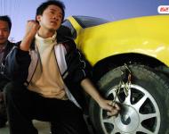 2004年12月6日下午，福建泉州，因一家面臨停產(chǎn)的服裝加工廠，拖欠15名工人3個月工資及1個月押金，工人聲稱沒有錢吃飯了，10多名工人只好集資12元買來一條鐵鏈鎖，把老板的轎車前輪鎖住。記者獲悉前往采訪，老板看到記者到來，從車間后面一“秘密通道”（平時鐵門緊鎖的消防通道）開溜。隨后，記者與老板通上電話，老板稱沒有拖欠3個月工資，而是1個月。小洪/視覺中國