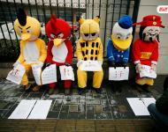 2013年1月31日，北京，“憤怒的小鳥”、“加菲貓”、“唐老鴨”和“財神爺”等5個不同的卡通人物匯聚在中央人民廣播電臺外，以靜坐的方式討薪，希望得到社會關注。據(jù)討薪隊伍負責人表示，他們5人代表31名農(nóng)民工兄弟進京尋求社會幫助。因其2012年在河北張家口張北縣承建博天糖業(yè)、華林商廈、九鼎家具城、張北塞那都滑雪場四個工地消防工程工作，完工后被欠工款28萬余元，致使31名工人無錢回家過年，故想以此方式博得社會關注，幫助工友討回血汗錢。王王/視覺中國