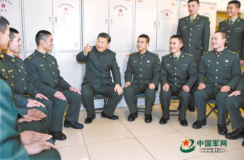 2017年1月23日，中共中央總書記、國家主席、中央軍委主席習近平到第65集團軍視察。這是習近平在該集團軍“大功三連”同官兵親切交談。 解放軍報記者 馮凱旋 攝