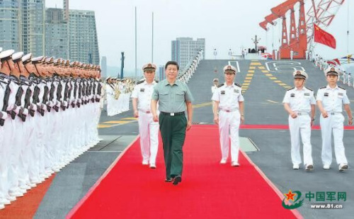 2013年8月28日，中共中央總書記、國家主席、中央軍委主席習近平檢閱遼寧艦水兵儀仗隊。解放軍報記者 周朝榮 攝