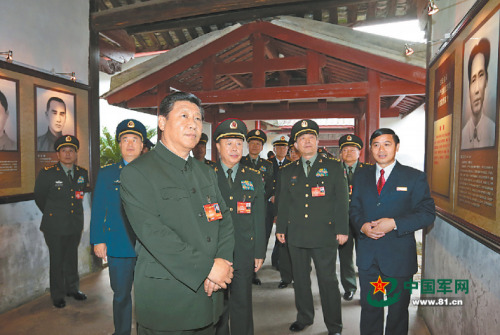 2014年10月30日，全軍政治工作會議在福建省上杭縣古田鎮(zhèn)召開，中共中央總書記、國家主席、中央軍委主席習近平出席會議并發(fā)表重要講話。10月31日，習近平參觀古田會議會址。 解放軍報記者 岱天榮 攝