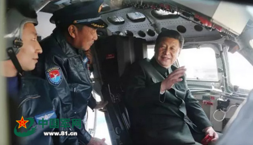 2015年2月16日，中共中央總書記、國家主席、中央軍委主席習近平視察駐西安部隊，他登上戰(zhàn)機，坐進駕駛艙，了解裝備性能，體驗操作使用。李剛 攝