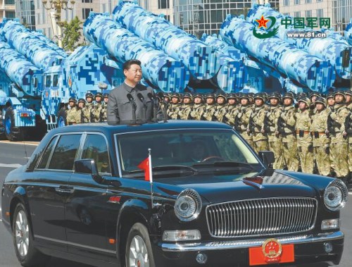 2015年9月3日，紀念中國人民抗日戰(zhàn)爭暨世界反法西斯戰(zhàn)爭勝利70周年大會在北京隆重舉行。中共中央總書記、國家主席、中央軍委主席習近平檢閱受閱部隊。解放軍報記者 柳軍 攝