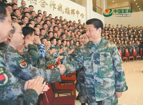 2016年4月20日上午，中共中央總書記、國家主席、中央軍委主席、軍委聯(lián)指總指揮習近平到軍委聯(lián)合作戰(zhàn)指揮中心視察，代表黨中央、中央軍委，向軍委和戰(zhàn)區(qū)兩級聯(lián)指中心全體指戰(zhàn)員致以誠摯問候。解放軍報記者 周朝榮 攝