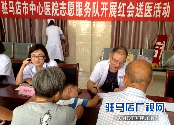 （圖一、市中心醫(yī)院的專(zhuān)家在為群眾義診）.jpg
