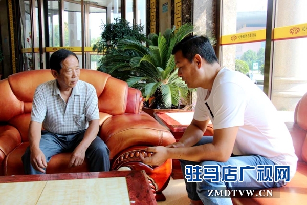 宏揚(yáng)豫劇團(tuán)團(tuán)長(zhǎng)楊偉與李雪太（左一）談劇情。.jpg