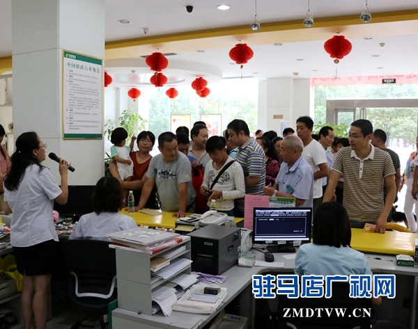圖為搶購新郵現(xiàn)場.JPG