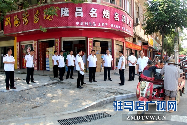 (圖二、檢查副食品商店的室內(nèi)外環(huán)境衛(wèi)生等情況).jpg