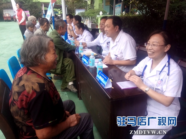 1、縣人民醫(yī)院專(zhuān)家與看病者交流6.jpg