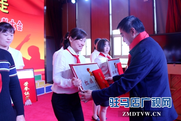 駐馬店經(jīng)濟(jì)開(kāi)發(fā)區(qū)副書(shū)記、調(diào)研員代林江為少先隊(duì)輔導(dǎo)員頒獎(jiǎng)。.JPG