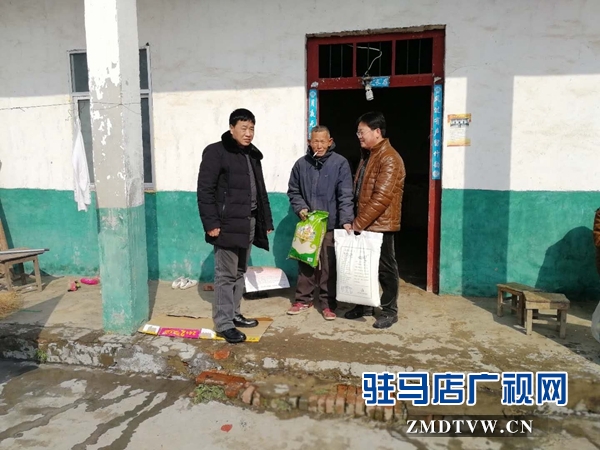 黨組成員、副檢察長胡中慶給貧困戶送年貨.jpg