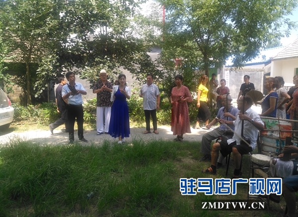 泌陽農(nóng)民自編自演現(xiàn)代戲?qū)⑹苎麉⒓尤珖鴳蚯堈? /></p>
<p>夭莊曲藝隊是一些喜愛曲藝的農(nóng)民自發(fā)組織起來的，共有三十多人。農(nóng)忙時，大家在家干農(nóng)活，農(nóng)閑時排練、演出。劇本由縣文廣新局創(chuàng)作室創(chuàng)作，主要宣傳國家扶貧政策，普及法律知識，唱響群眾的美好生活。</p>
<p>夭莊曲藝隊每年演出80多場，截止目前已演出400多場。</p>
      <!--ecms.*-->
      <p class=