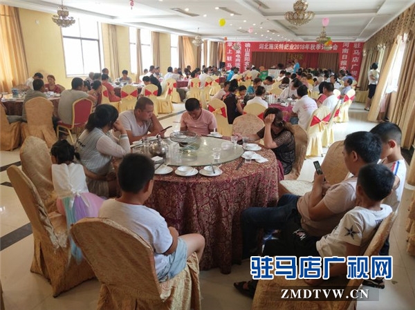 湖北施沃特肥業(yè)2018年秋季產品確山推介會現(xiàn)場訂貨近千噸