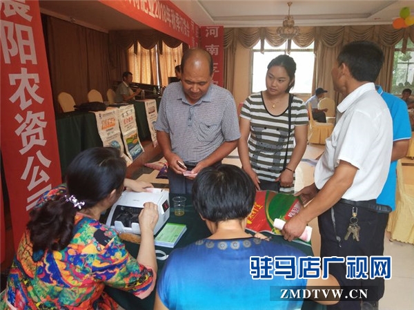 湖北施沃特肥業(yè)2018年秋季產品確山推介會現(xiàn)場訂貨近千噸