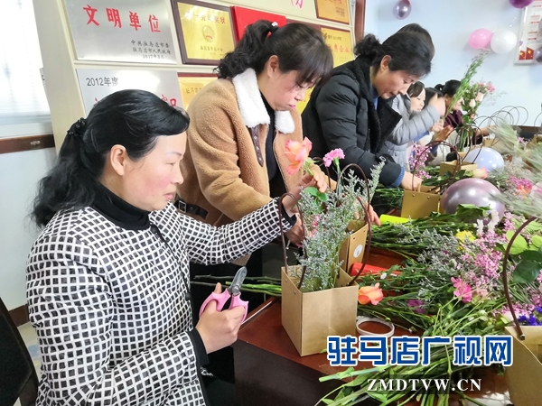 泌陽縣郵政分公司開展趣味插花活動(dòng)