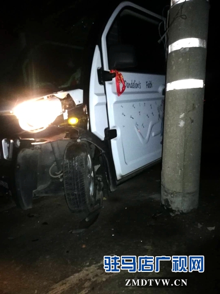 路中間長(zhǎng)出個(gè)電線桿 既傷人又傷車