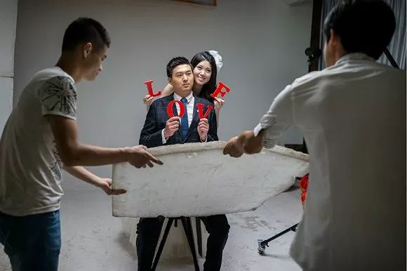 內(nèi)斂、奢靡與偽裝：中國(guó)人如何在鏡頭前表達(dá)愛(ài)情？ 