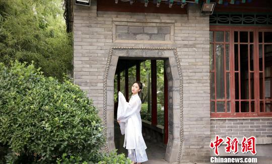 “漢服熱”漸升溫 年輕人戀其“表”更愛其“里” 