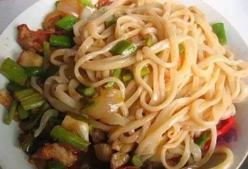 深夜食堂：攢勁弟弟帶你吃！烏魯木齊十大經(jīng)典拌面館，咱新疆人就好這口... 