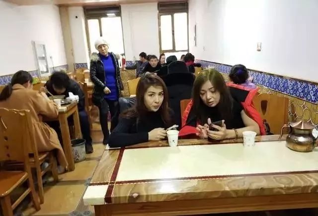 深夜食堂：攢勁弟弟帶你吃！烏魯木齊十大經(jīng)典拌面館，咱新疆人就好這口... 