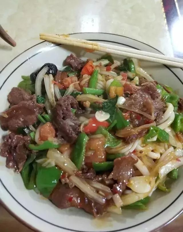 深夜食堂：攢勁弟弟帶你吃！烏魯木齊十大經(jīng)典拌面館，咱新疆人就好這口... 
