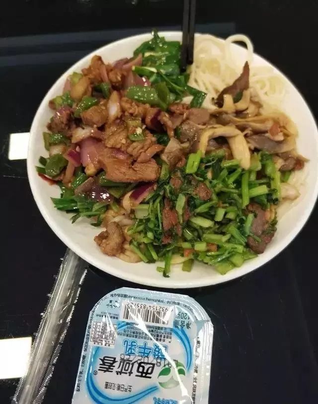 深夜食堂：攢勁弟弟帶你吃！烏魯木齊十大經(jīng)典拌面館，咱新疆人就好這口... 