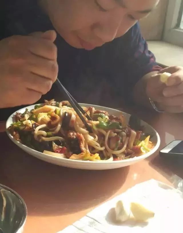 深夜食堂：攢勁弟弟帶你吃！烏魯木齊十大經(jīng)典拌面館，咱新疆人就好這口... 