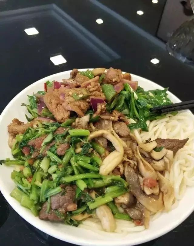 深夜食堂：攢勁弟弟帶你吃！烏魯木齊十大經(jīng)典拌面館，咱新疆人就好這口... 