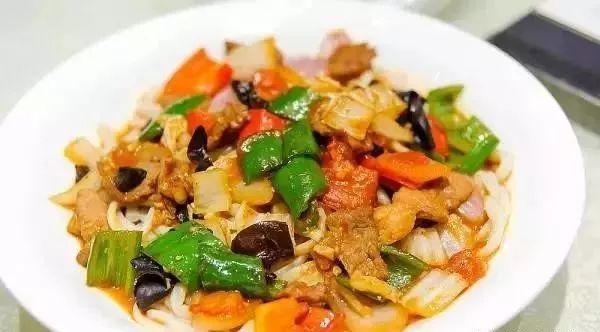 深夜食堂：攢勁弟弟帶你吃！烏魯木齊十大經(jīng)典拌面館，咱新疆人就好這口... 
