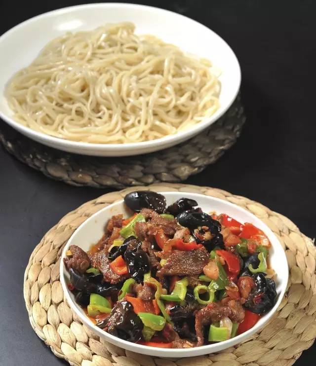深夜食堂：攢勁弟弟帶你吃！烏魯木齊十大經(jīng)典拌面館，咱新疆人就好這口... 