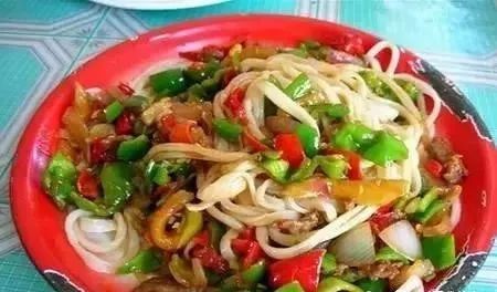 深夜食堂：攢勁弟弟帶你吃！烏魯木齊十大經(jīng)典拌面館，咱新疆人就好這口... 
