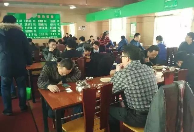 深夜食堂：攢勁弟弟帶你吃！烏魯木齊十大經(jīng)典拌面館，咱新疆人就好這口... 