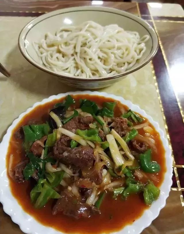 深夜食堂：攢勁弟弟帶你吃！烏魯木齊十大經(jīng)典拌面館，咱新疆人就好這口... 