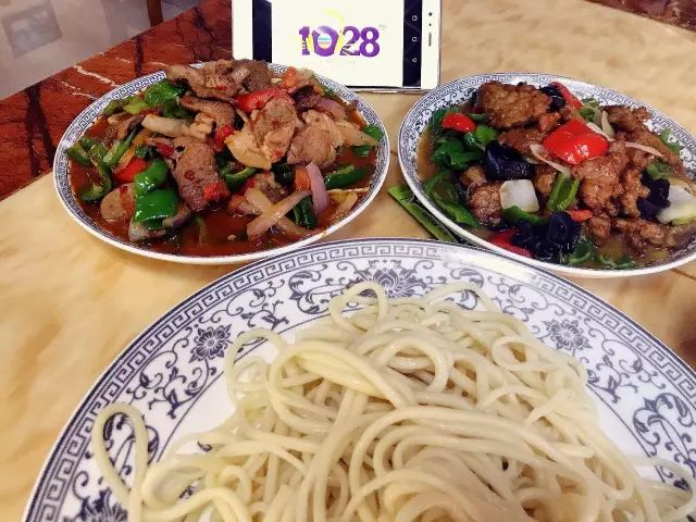 深夜食堂：攢勁弟弟帶你吃！烏魯木齊十大經(jīng)典拌面館，咱新疆人就好這口... 
