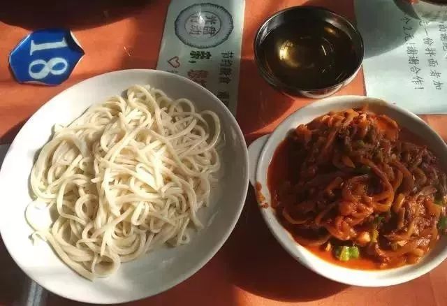深夜食堂：攢勁弟弟帶你吃！烏魯木齊十大經(jīng)典拌面館，咱新疆人就好這口... 
