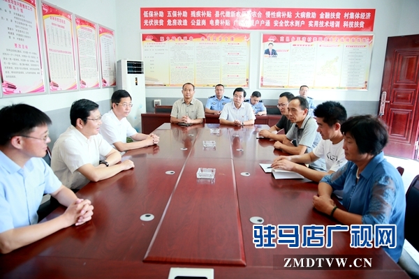 副市長郭淵（左2）、泌陽縣委書記張樹營（左3）、泌陽縣縣長魏華偉（左1）與駐馬店市公安局駐泌陽縣高邑鎮(zhèn)王灣村扶貧隊(duì)員親切