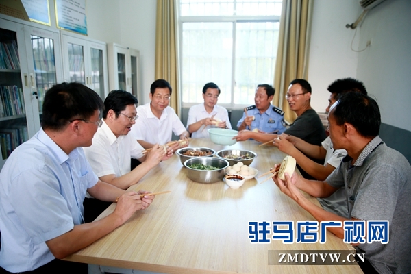 副市長郭淵（左2）、泌陽縣委書記張樹營（左3）、泌陽縣縣長魏華偉（左1）與市公安局駐村扶貧隊(duì)員共進(jìn)晚餐.JPG