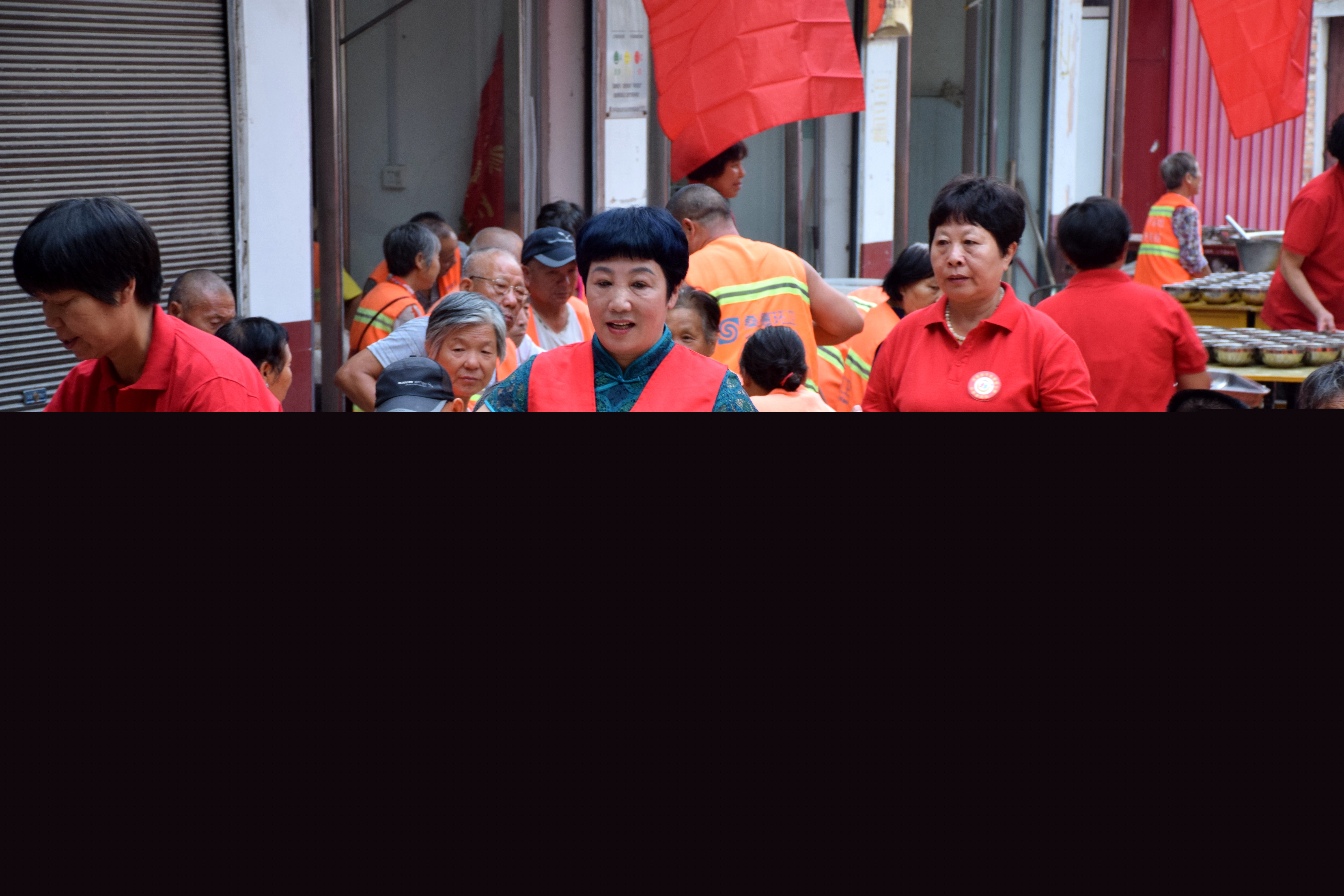 西平愛心人士為環(huán)衛(wèi)工人和孤寡老人發(fā)放月餅